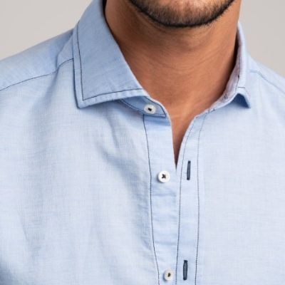 Camicia uomo misto cotone con cuciture a contrasto, dettaglio